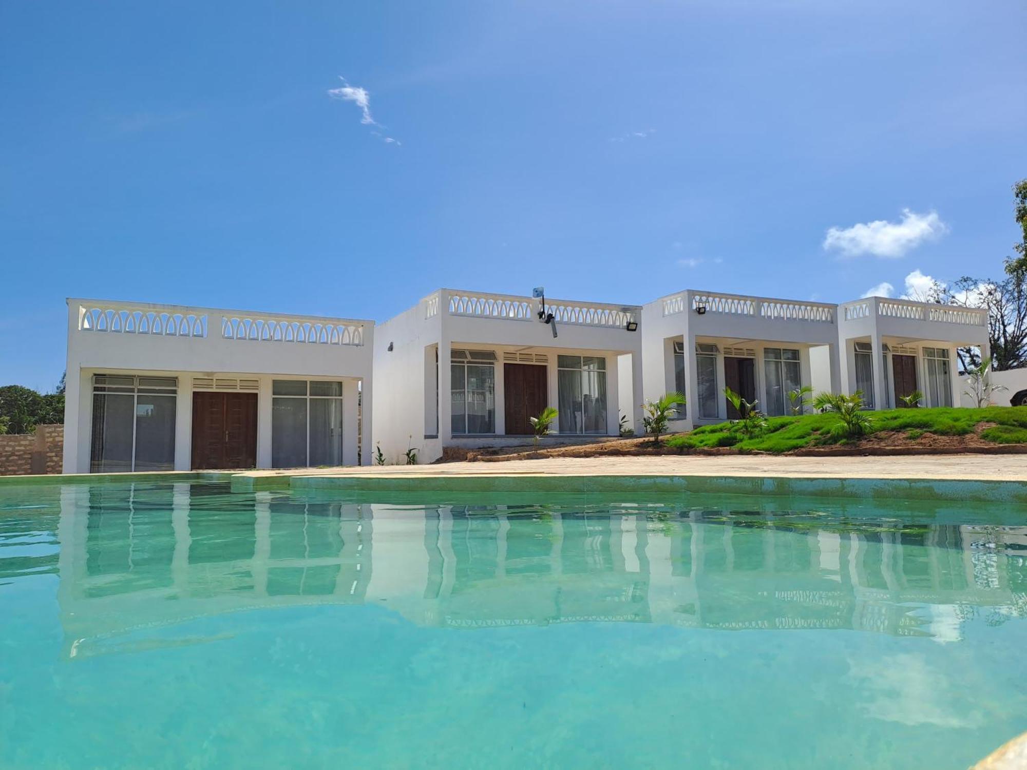 Cave Diani Holiday Apartments Diani Beach Exterior photo